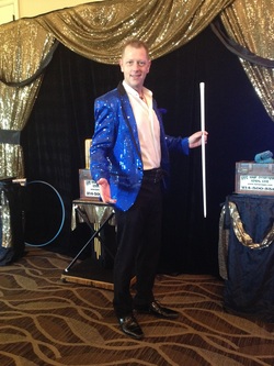 Denison magician for children's birthday parties and entertainment Magicain Kendal Kane is the best party magician for your event, birthday party, company holiday party, mago espanol