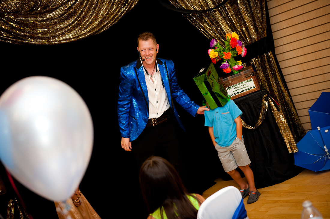 Kaufman birthday magician special ist Kendal Kane entertains  entertains at kids parties